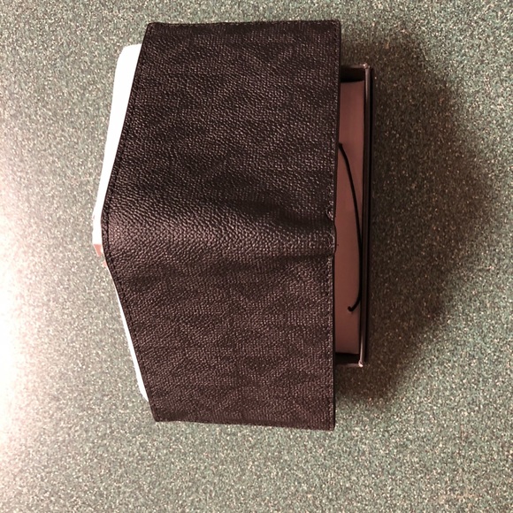 Michael Kors men’s wallet MSRP $88 brand new - Picture 4 of 8